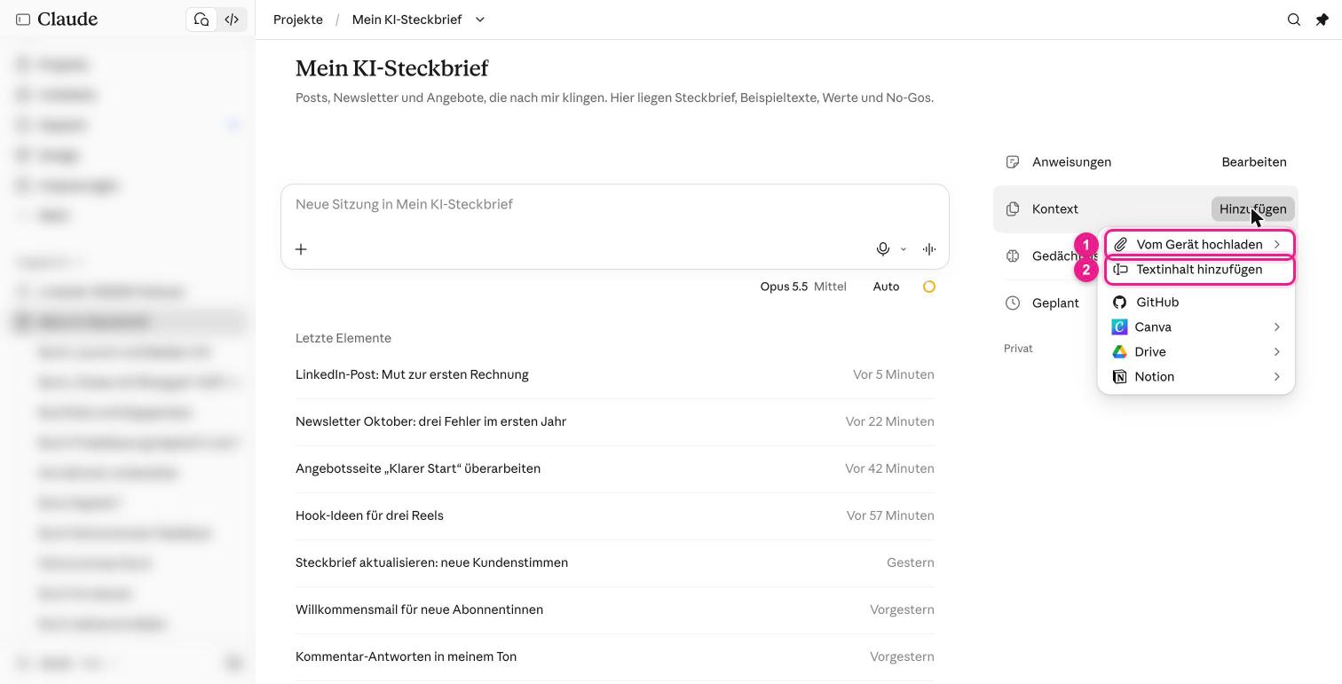 Screenshot: Claude-Projekt „Mein KI-Steckbrief“ mit geöffnetem Menü „Kontext → Hinzufügen“: „Vom Gerät hochladen“ (1) und „Textinhalt hinzufügen“ (2), darunter „GitHub“, „Canva“, „Drive“ und „Notion“