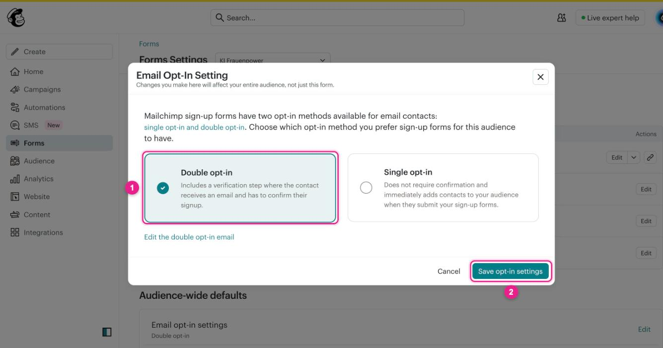 Screenshot: Mailchimp, „Forms“ → „Forms Settings“ mit geöffnetem Dialog „Email Opt-In Setting“, ausgewählt „Double opt-in“ (1), Button „Save opt-in settings“ (2), im Hintergrund „Audience-wide defaults“ mit „Email opt-in settings“