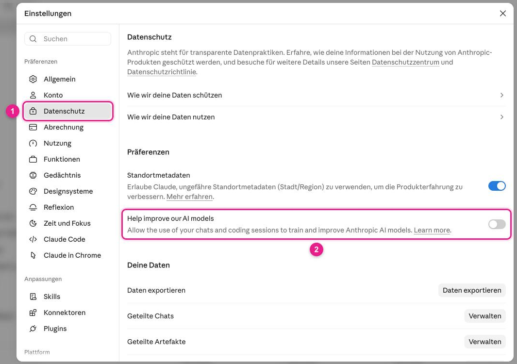 Screenshot: Claude, „Einstellungen“ → „Datenschutz“ (1) mit dem Schalter „Help improve our AI models“ im Abschnitt „Präferenzen“, hier ausgeschaltet (2)
